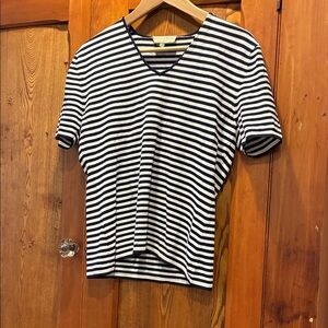 10/25$ 🧁 Striped V-Neck T-Shirt